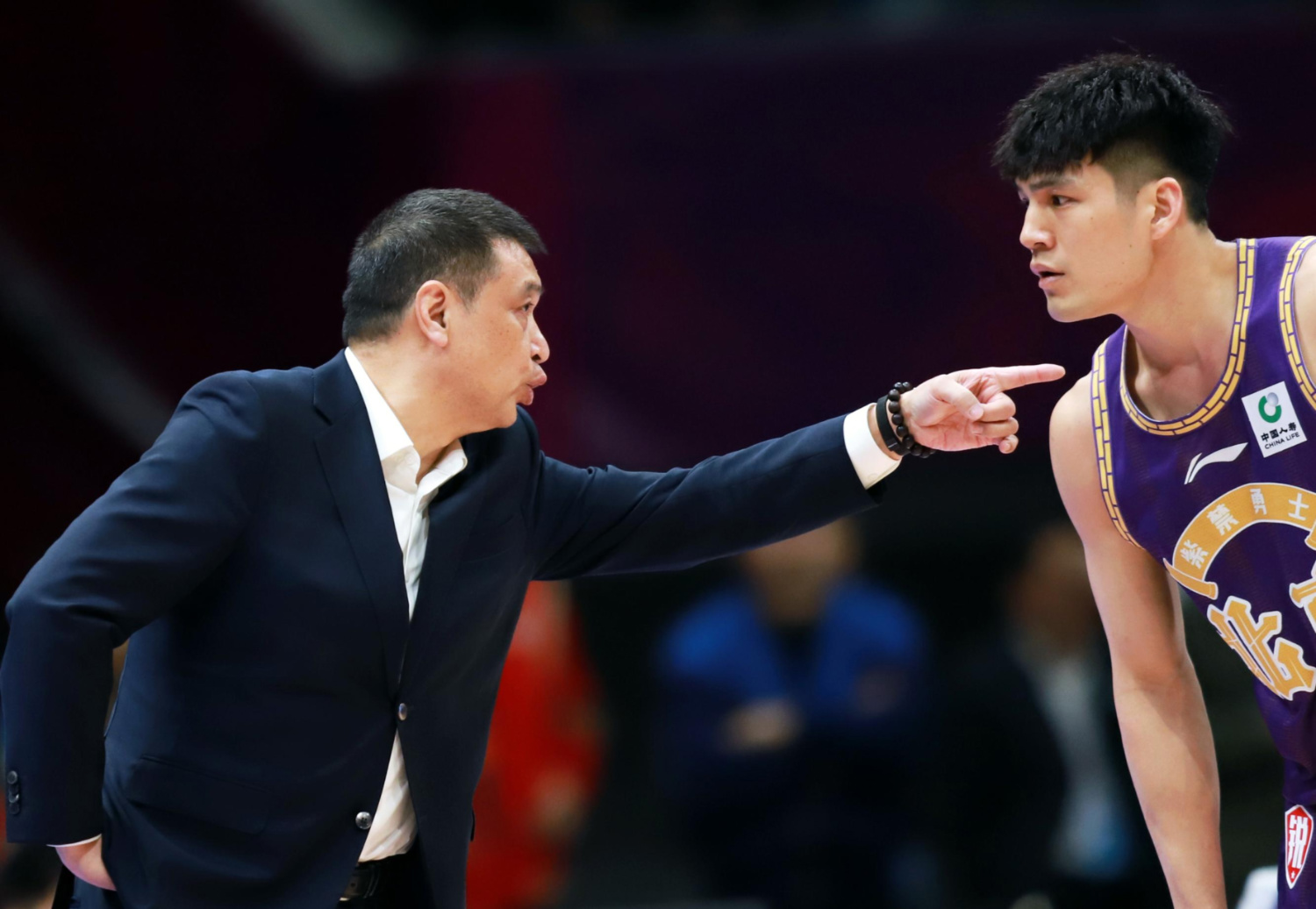 CBA常规赛今夜再迎强敌，斯图加特官宣签约，主帅态度——态度坚定，临场指挥获称赞的简单介绍