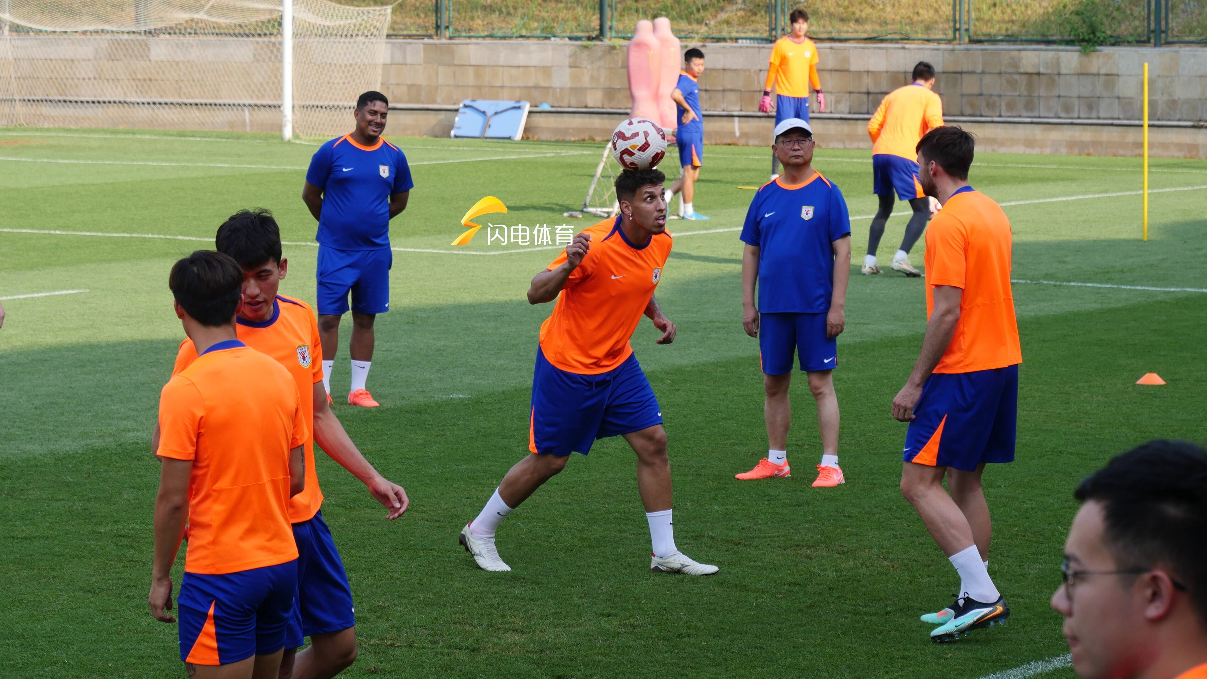 开云官网武汉三镇发布备战花絮，今晨主帅复盘，欧联任务艰巨，训练强度明显提升的简单介绍